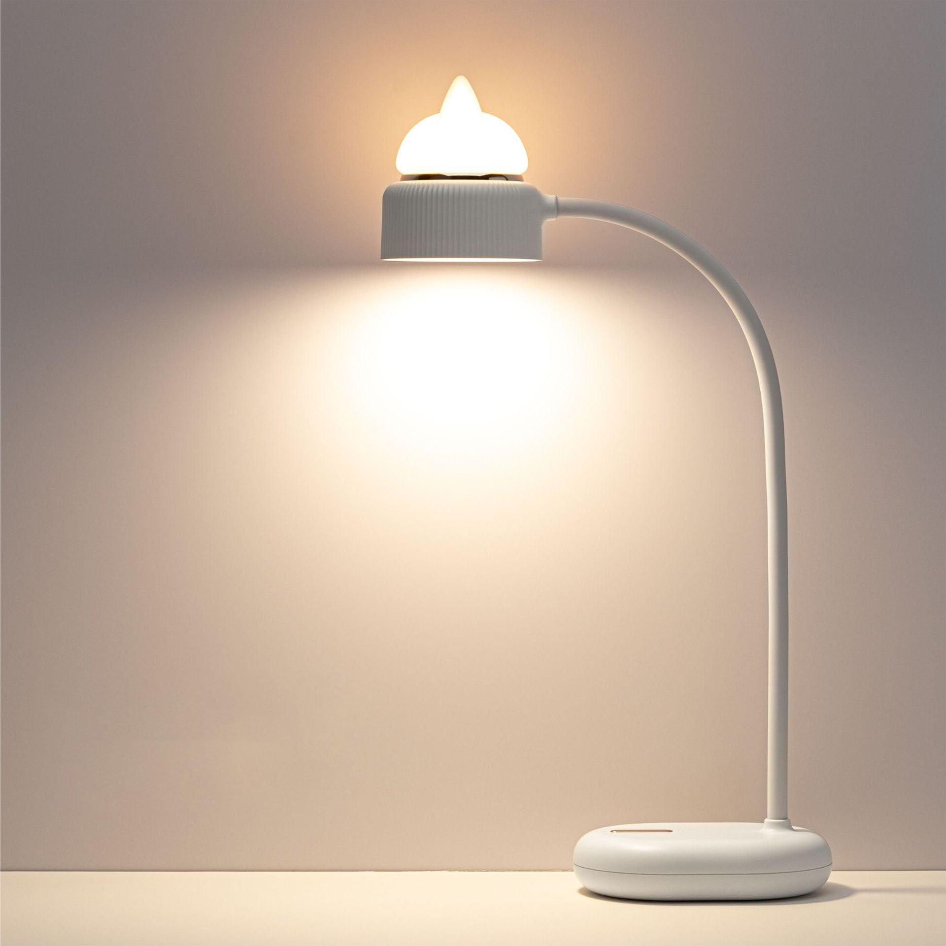 LumaClip LED lampička s klipem ve tvaru kočičích uší pro použití na stole v domácí kanceláři, pohodlí pro oči
