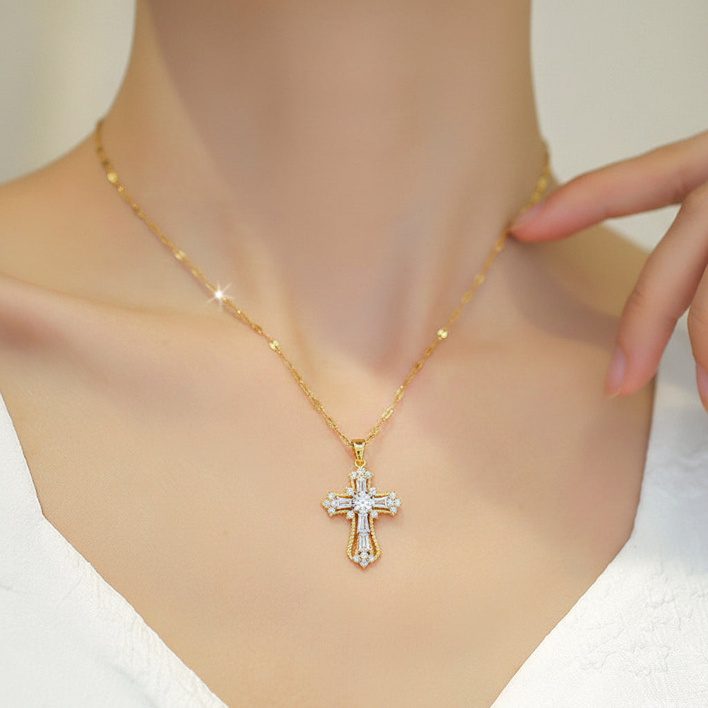Collana con ciondolo a croce d'oro per regalo della Festa della Mamma gioielli