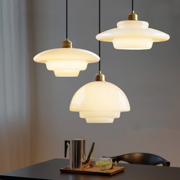 Závěsná lampa z mléčného skla pro moderní interiéry a styl poloviny století