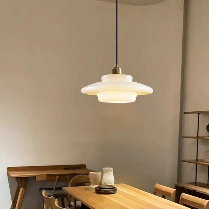 Závěsná lampa z mléčného skla pro moderní interiéry a styl poloviny století