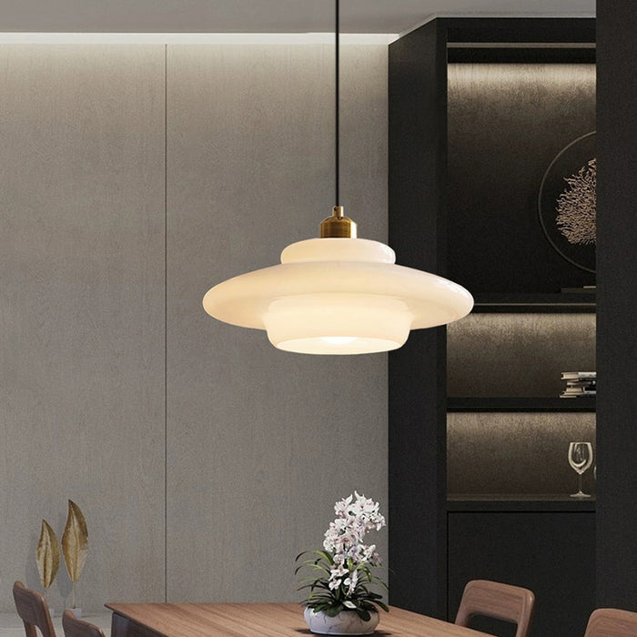 Závěsná lampa z mléčného skla pro moderní interiéry a styl poloviny století