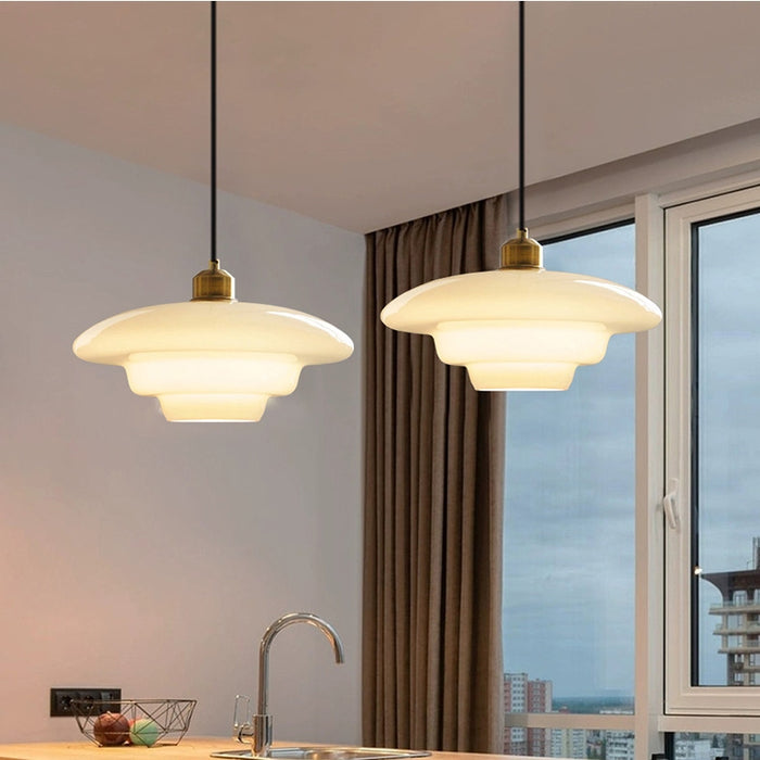 Závěsná lampa z mléčného skla pro moderní interiéry a styl poloviny století