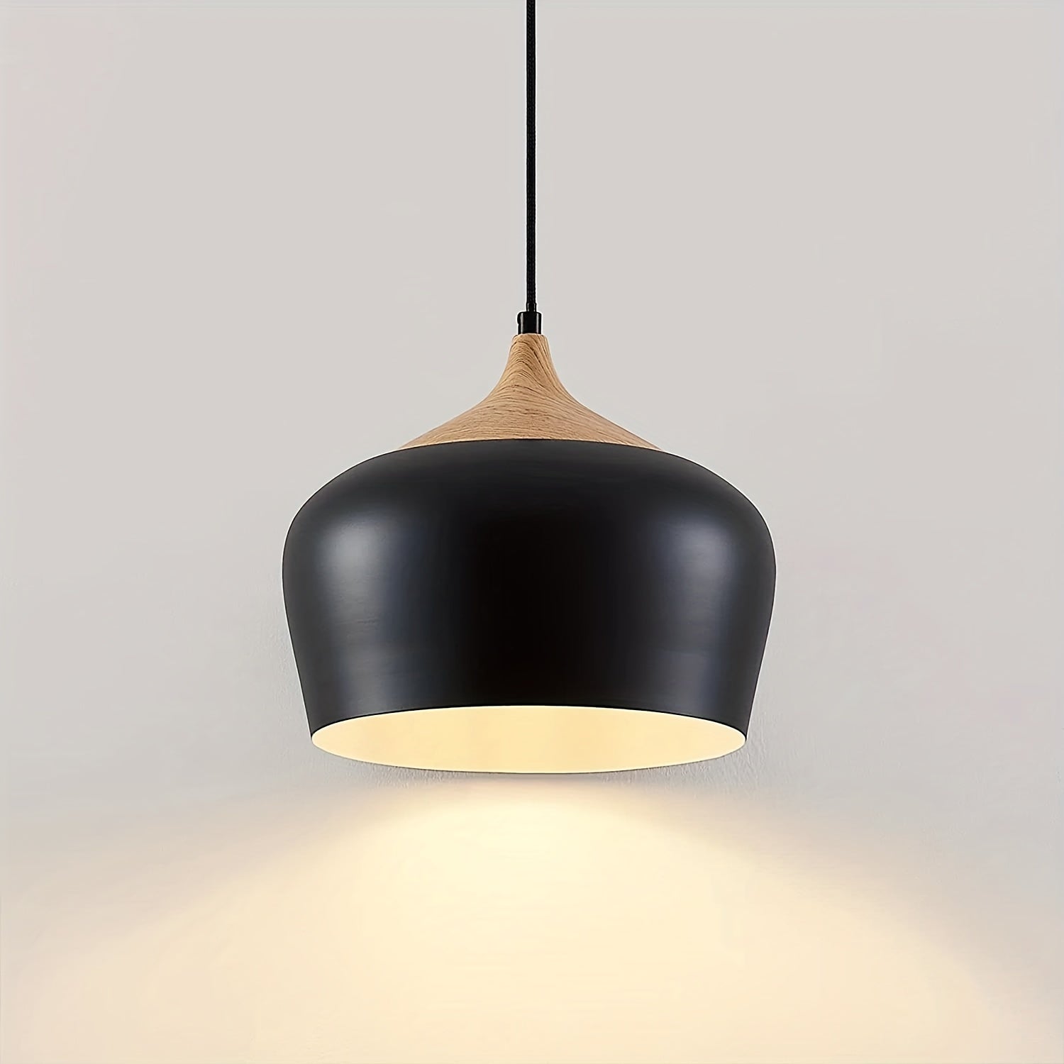 Moderne skandinavisk taklampe med jern- og trestrukturdesign