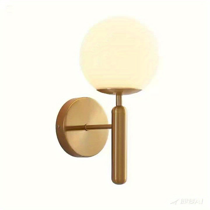 Moderní nástěnná lampa s kulatým skleněným stínidlem a leštěným kovovým držákem