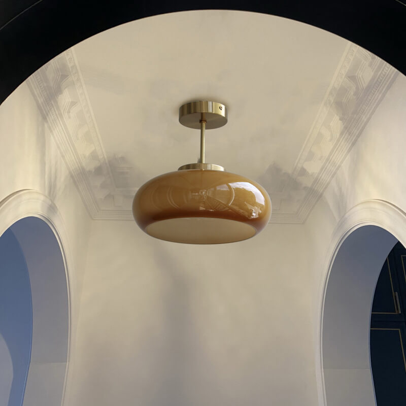 Lampada da soffitto vintage in ottone con paralume in vetro ambrato, montaggio semi a filo soffitto