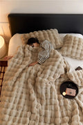 Warme Wolldecke von CozyNest für kühle Nächte zu Hause