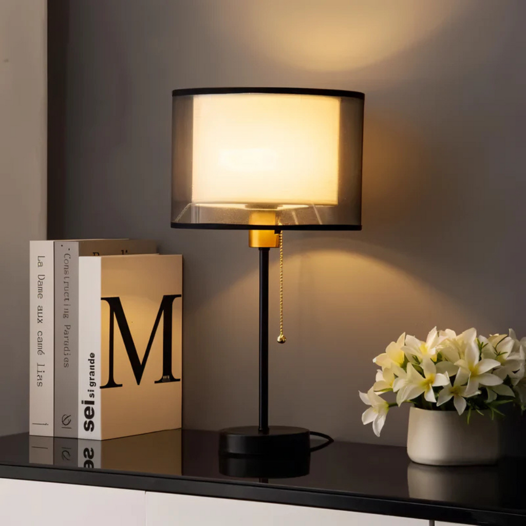 Lumis bordlampe med dobbel tekstilskjerm i moderne vintage-stil