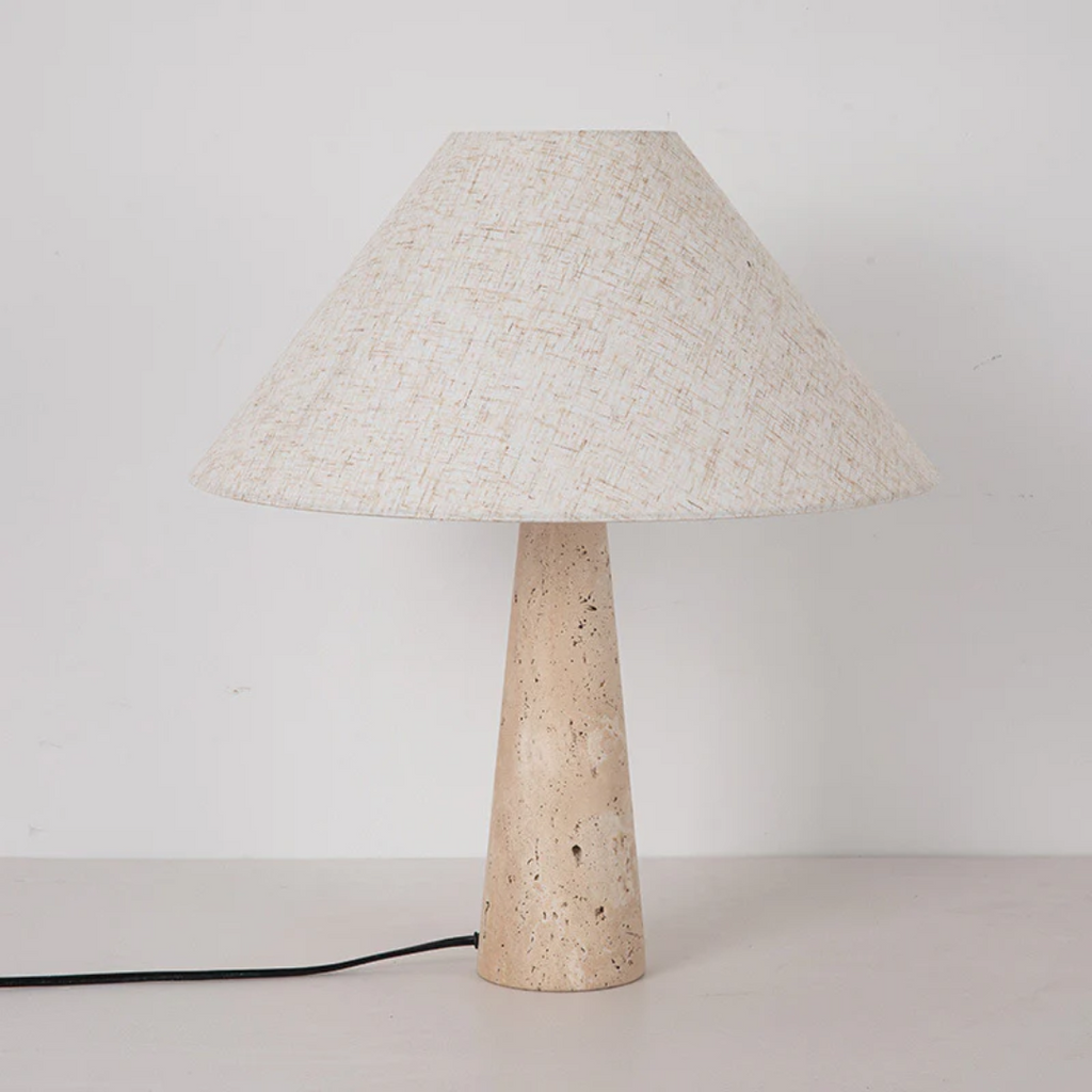 Stolní lampa Aurelia z travertinu s měkkým látkovým stínidlem