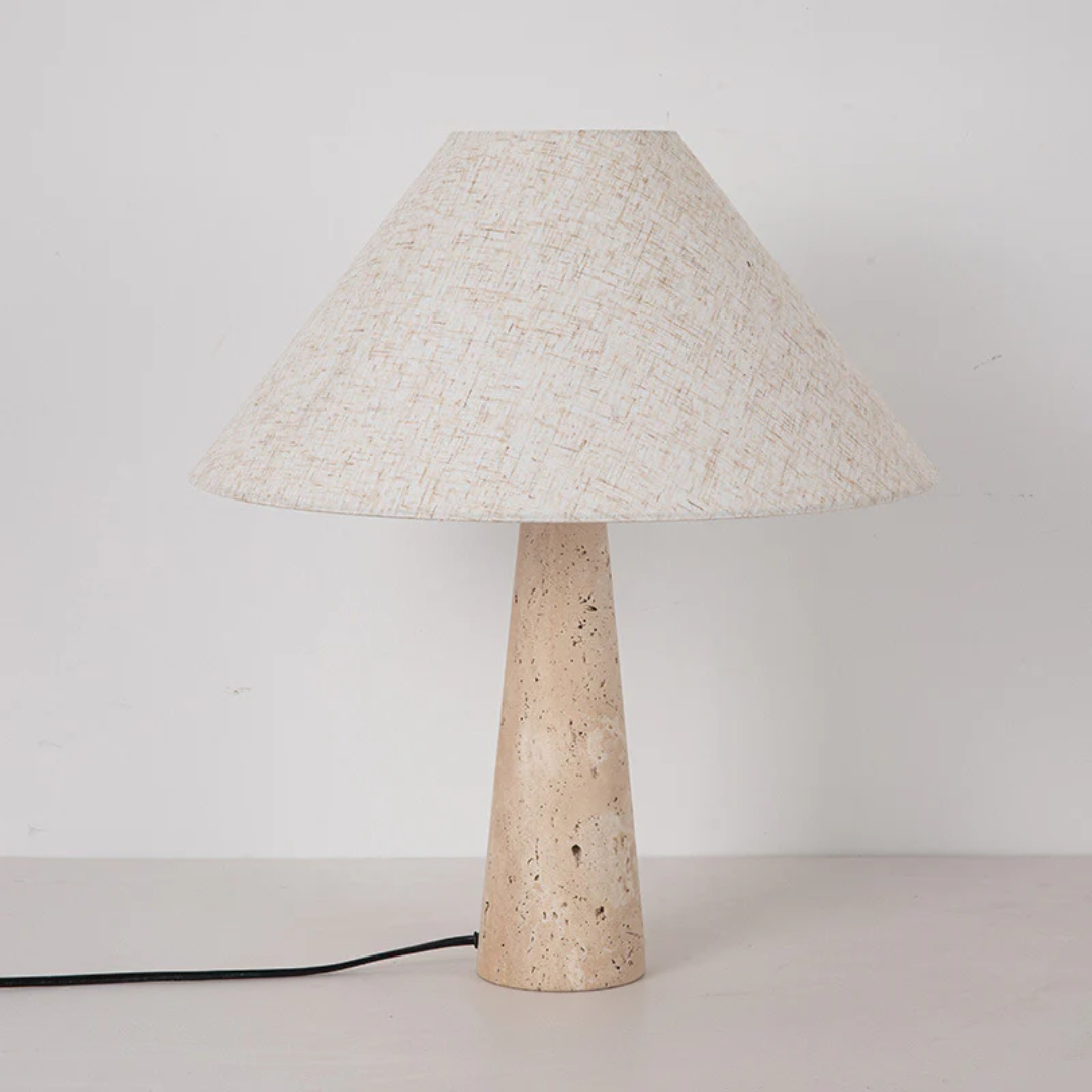 Stolní lampa Aurelia z travertinu s měkkým látkovým stínidlem