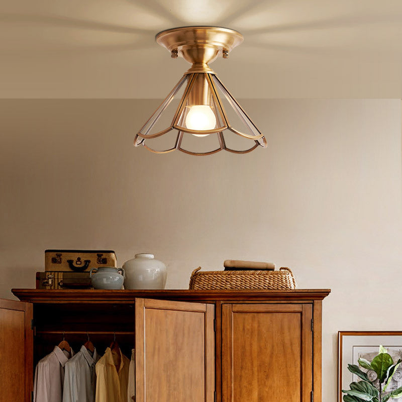 Lampada da parete in metallo con una lampadina, finitura ottone, design smerlato, semi-incassata