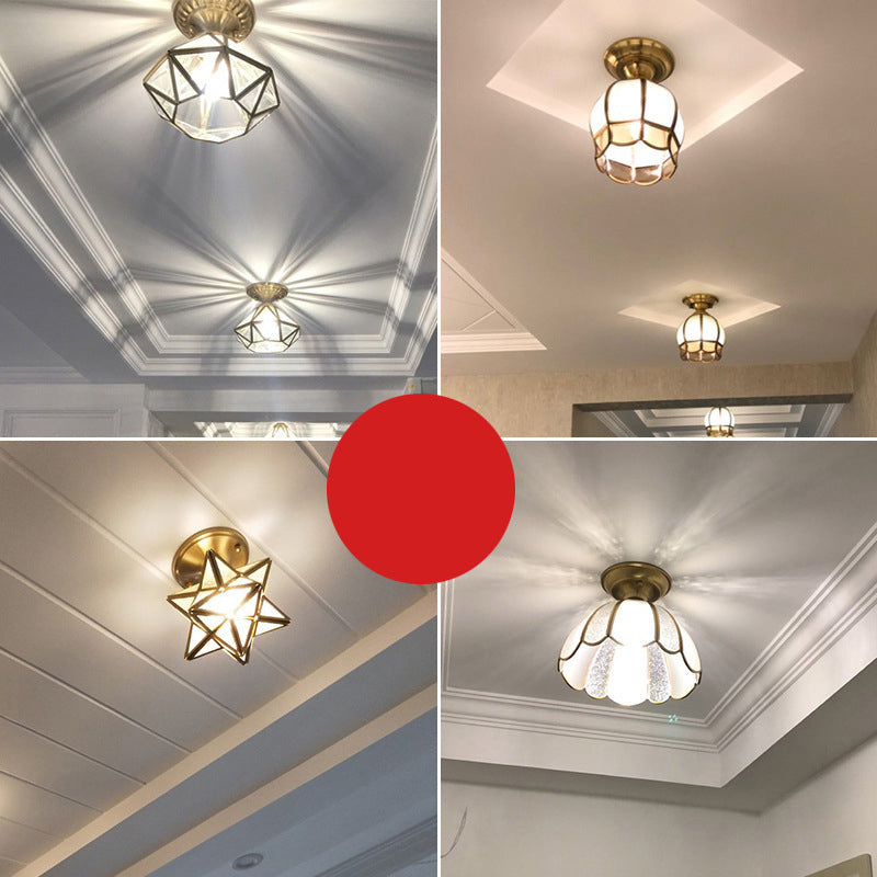 Lampada da parete in metallo con una lampadina, finitura ottone, design smerlato, semi-incassata