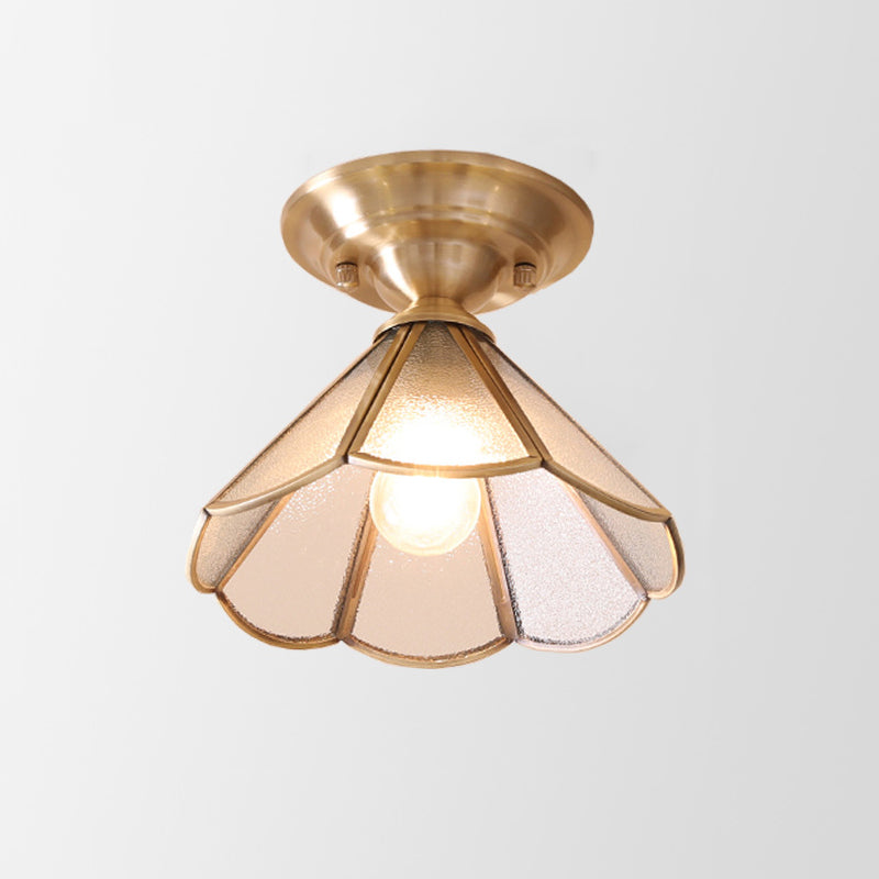 Lampada da parete in metallo con una lampadina, finitura ottone, design smerlato, semi-incassata