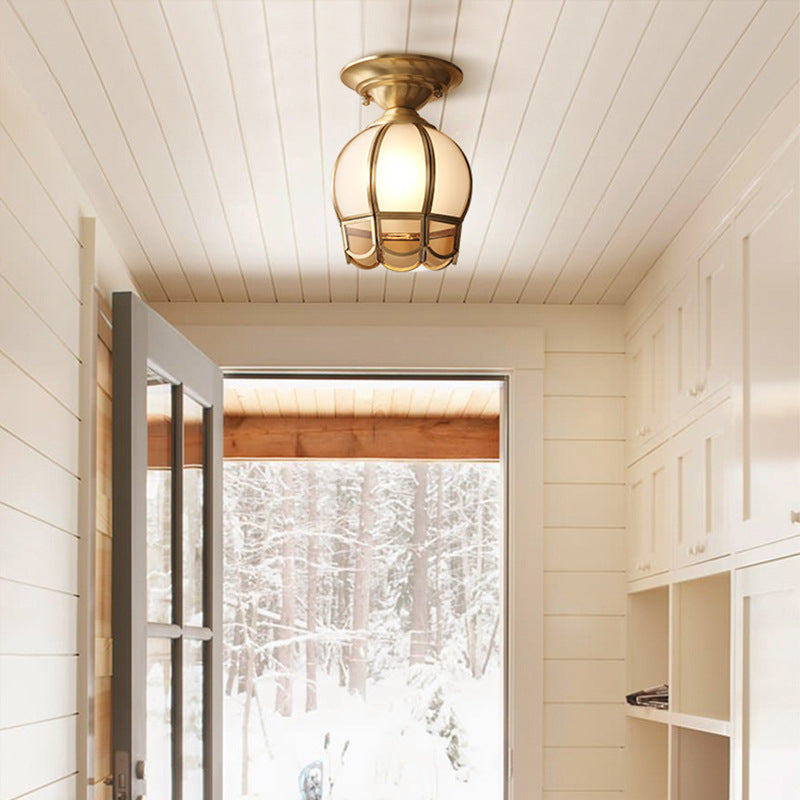 Lampada da parete in metallo con una lampadina, finitura ottone, design smerlato, semi-incassata