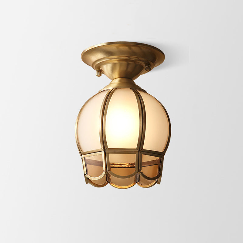 Lampada da parete in metallo con una lampadina, finitura ottone, design smerlato, semi-incassata