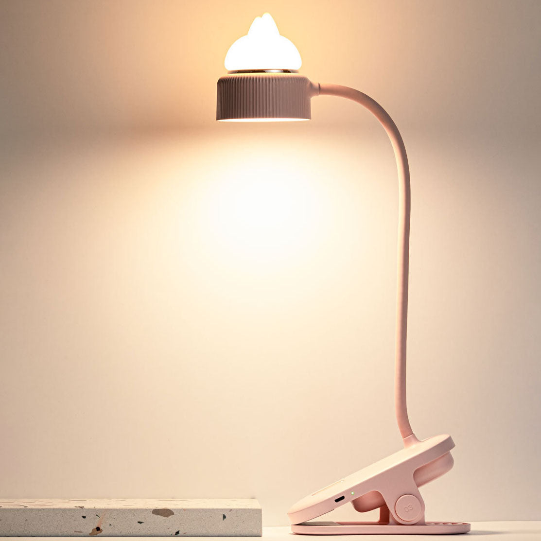 LumaClip LED lampička s klipem ve tvaru kočičích uší pro použití na stole v domácí kanceláři, pohodlí pro oči