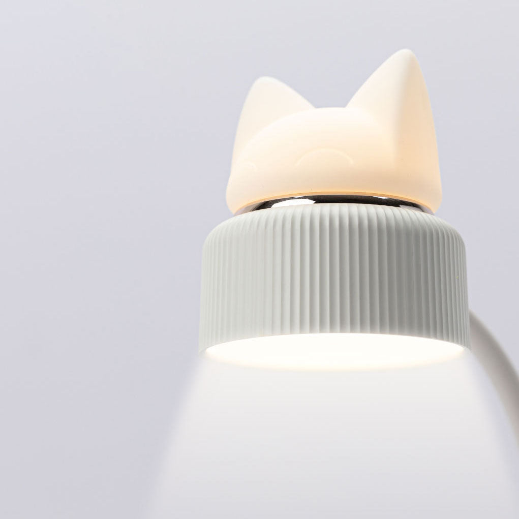 LumaClip LED lampička s klipem ve tvaru kočičích uší pro použití na stole v domácí kanceláři, pohodlí pro oči