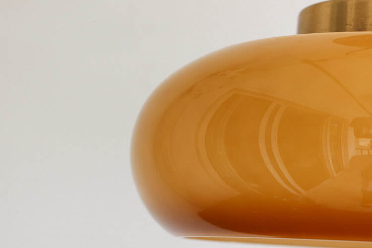 Lampada da soffitto vintage in ottone con paralume in vetro ambrato, montaggio semi a filo soffitto