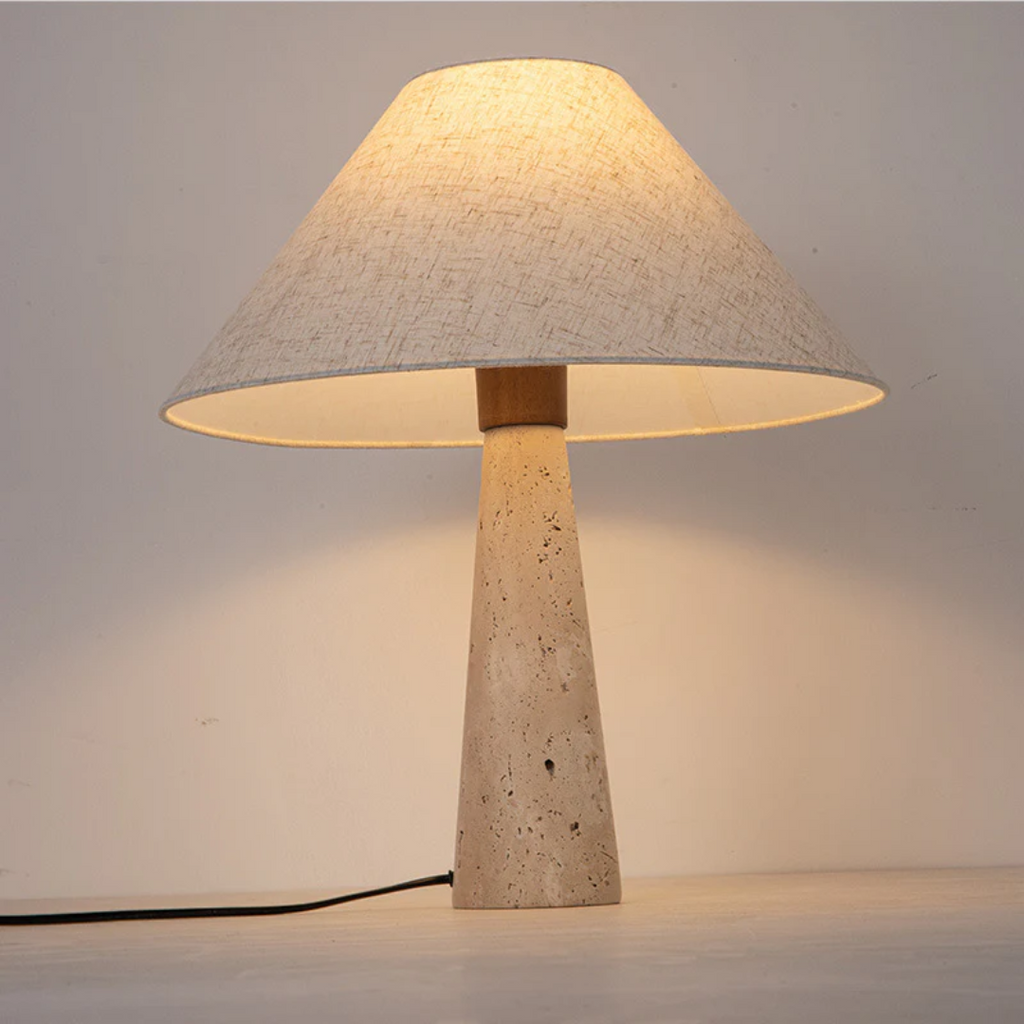 Stolní lampa Aurelia z travertinu s měkkým látkovým stínidlem