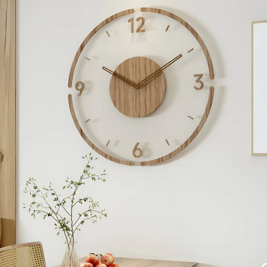 Nordisk väggklocka i trä med tyst kvartsurverk design