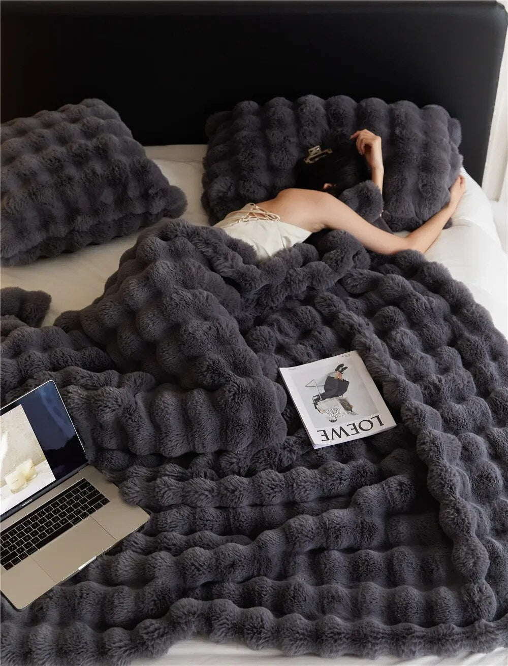 Warme Wolldecke von CozyNest für kühle Nächte zu Hause