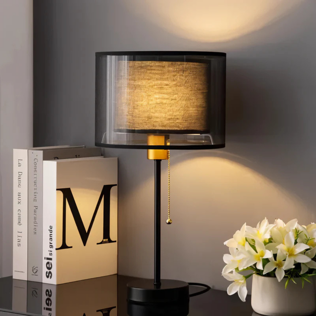 Lumis bordlampe med dobbel tekstilskjerm i moderne vintage-stil