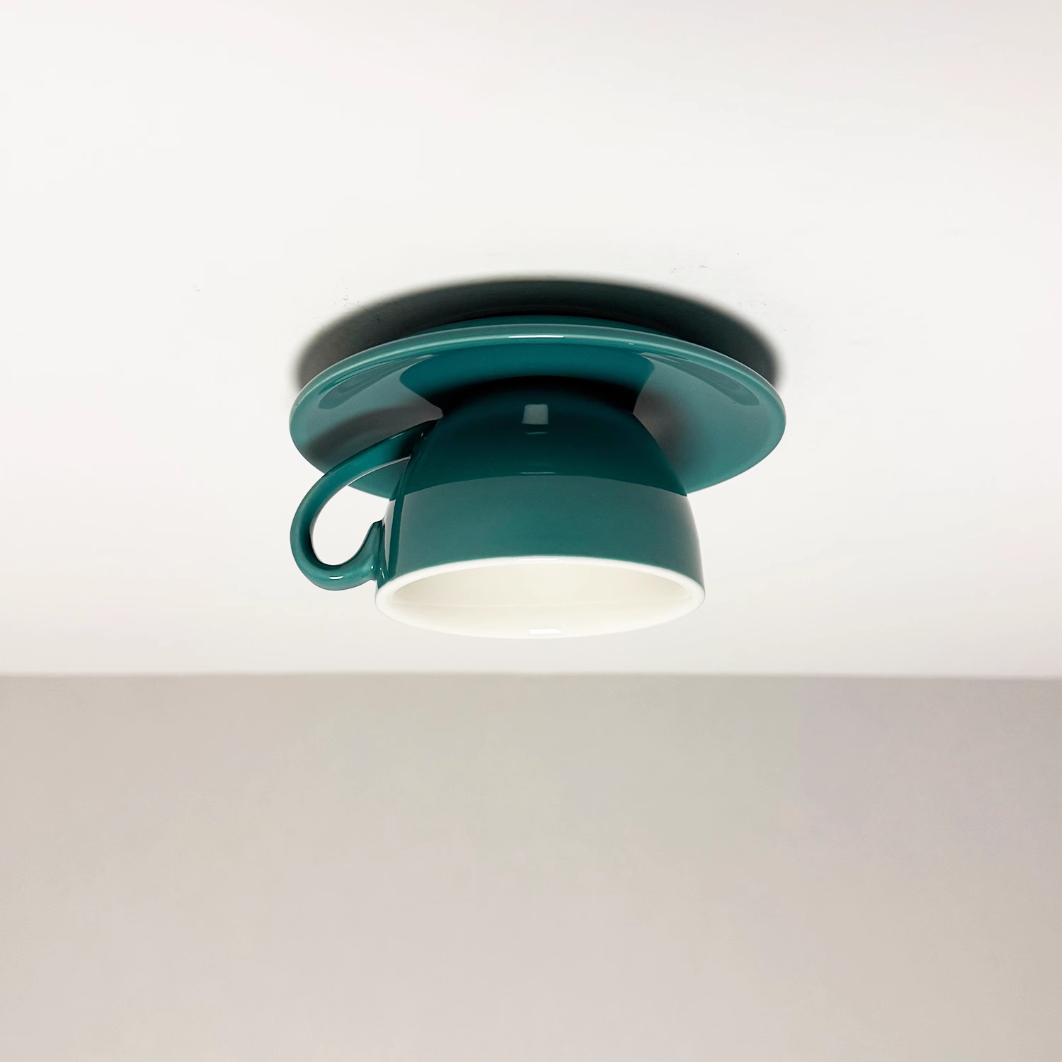 Kaffekopp i keramisk taklampe med LED i blått og rosa for soverom og stue