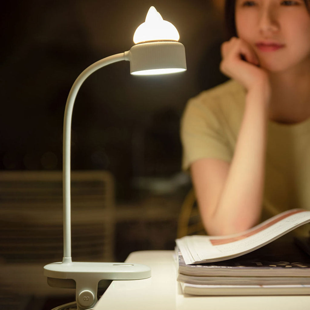 LumaClip LED lampička s klipem ve tvaru kočičích uší pro použití na stole v domácí kanceláři, pohodlí pro oči
