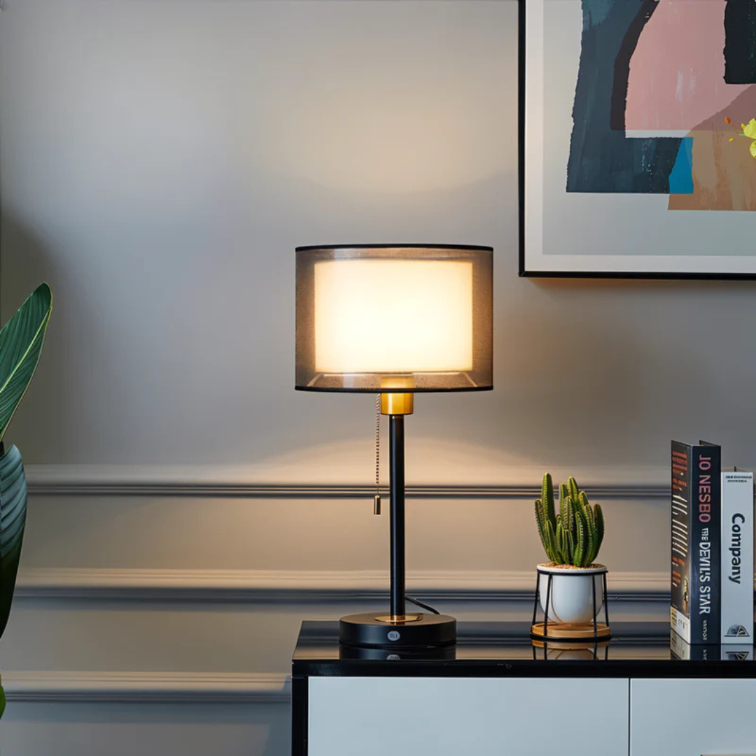 Lumis bordlampe med dobbel tekstilskjerm i moderne vintage-stil