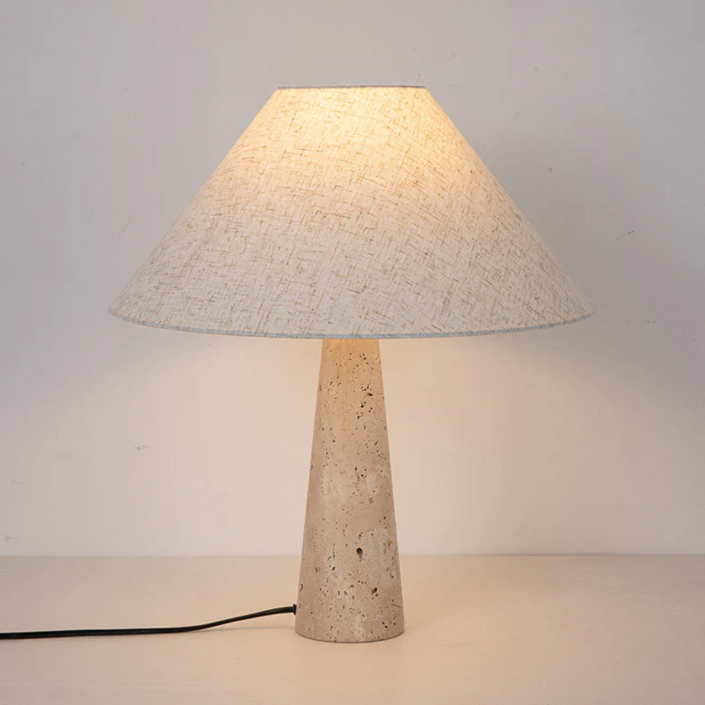 Stolní lampa Aurelia z travertinu s měkkým látkovým stínidlem