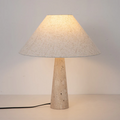 Stolní lampa Aurelia z travertinu s měkkým látkovým stínidlem