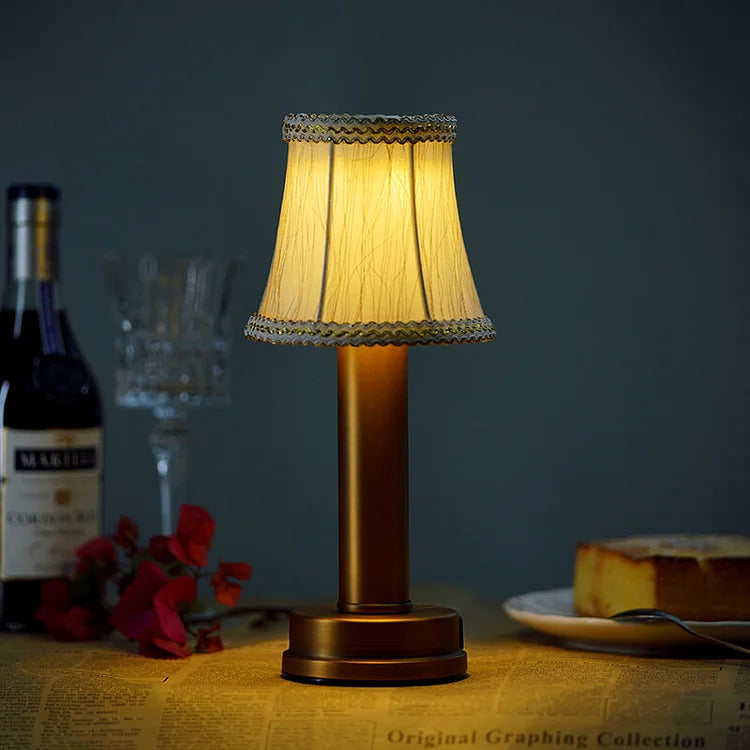 NovaForge CNC-gefräste kabellose Tischlampe aus Messing mit Downlight