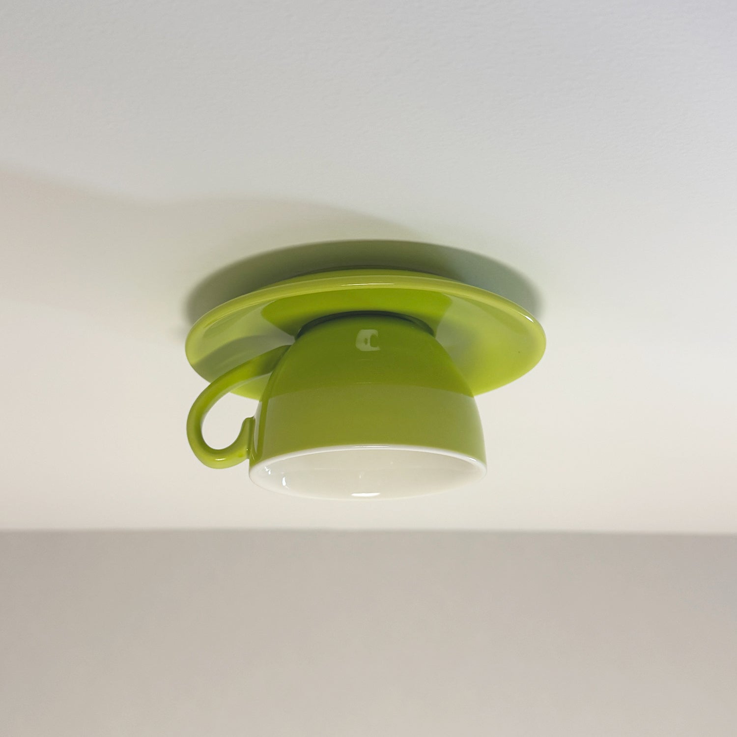 Kaffekopp i keramisk taklampe med LED i blått og rosa for soverom og stue