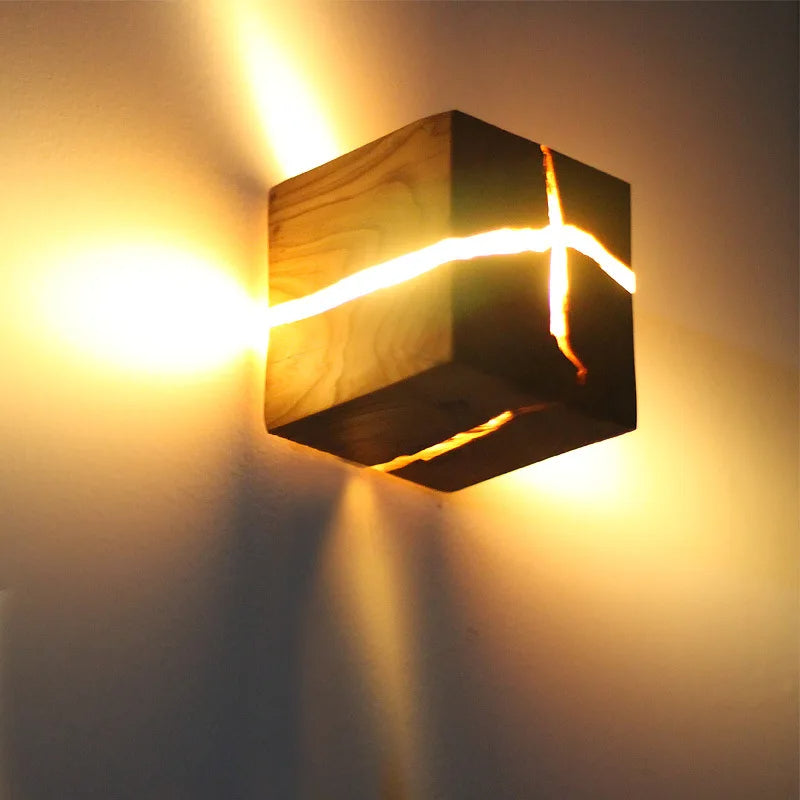 Lampada da parete in legno massello con design in resina intagliata a mano WoodAura