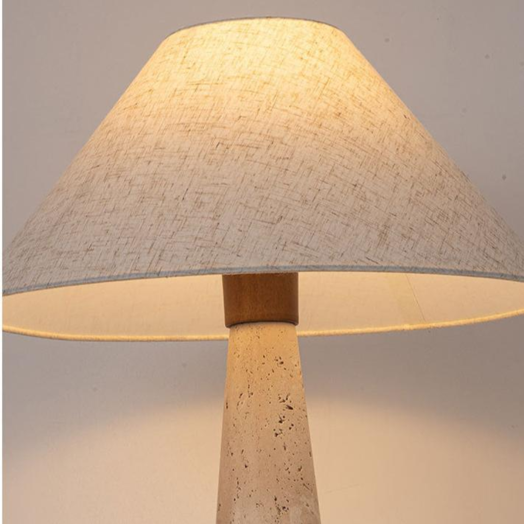 Stolní lampa Aurelia z travertinu s měkkým látkovým stínidlem