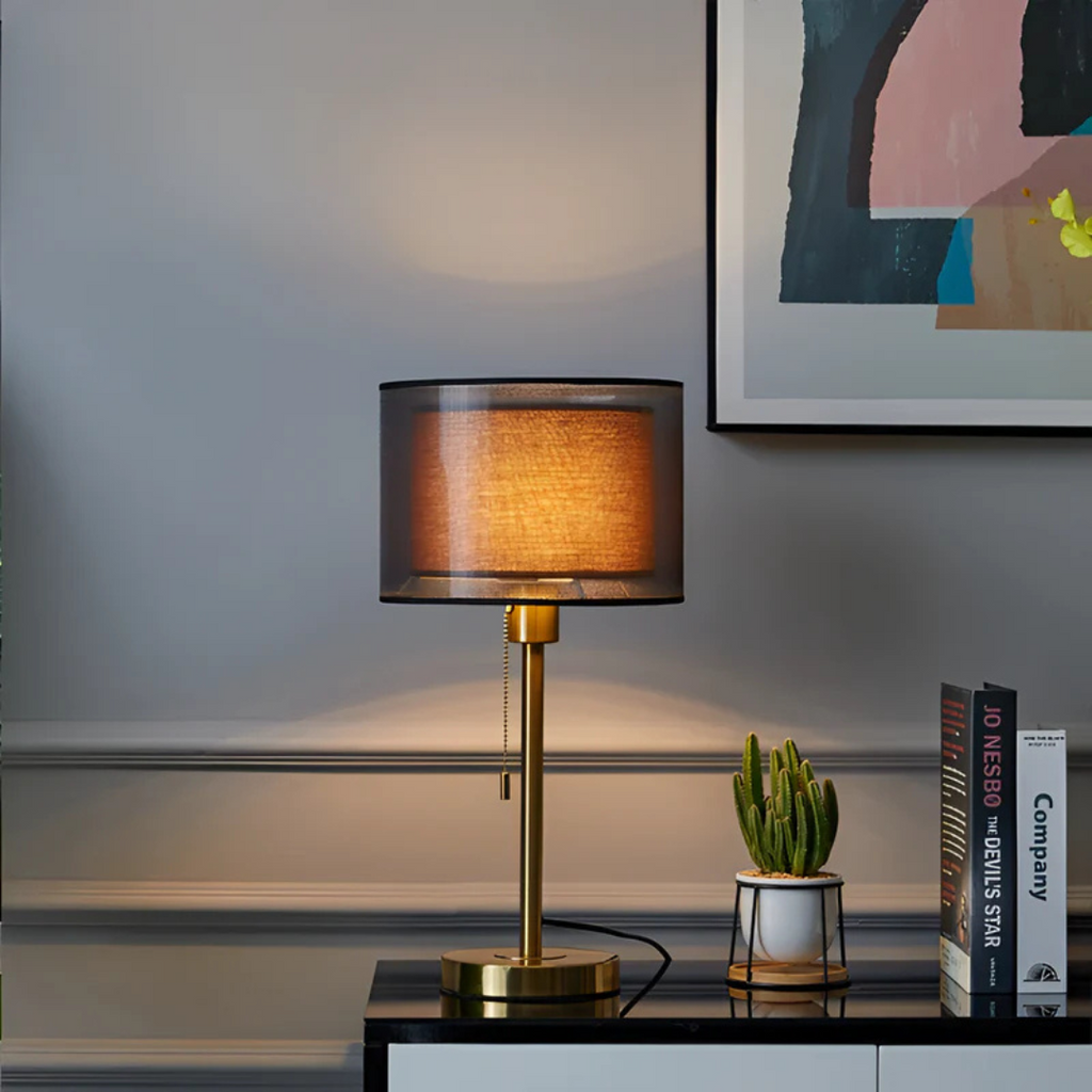Lumis bordlampe med dobbel tekstilskjerm i moderne vintage-stil