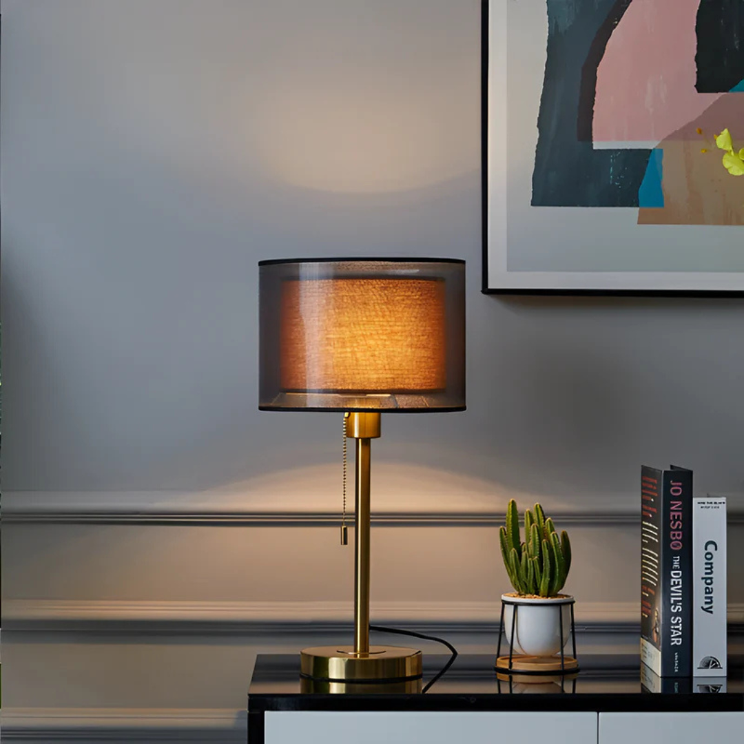 Lumis bordlampe med dobbel tekstilskjerm i moderne vintage-stil