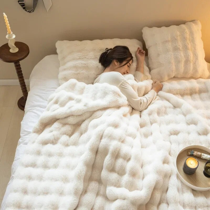 Warme Wolldecke von CozyNest für kühle Nächte zu Hause