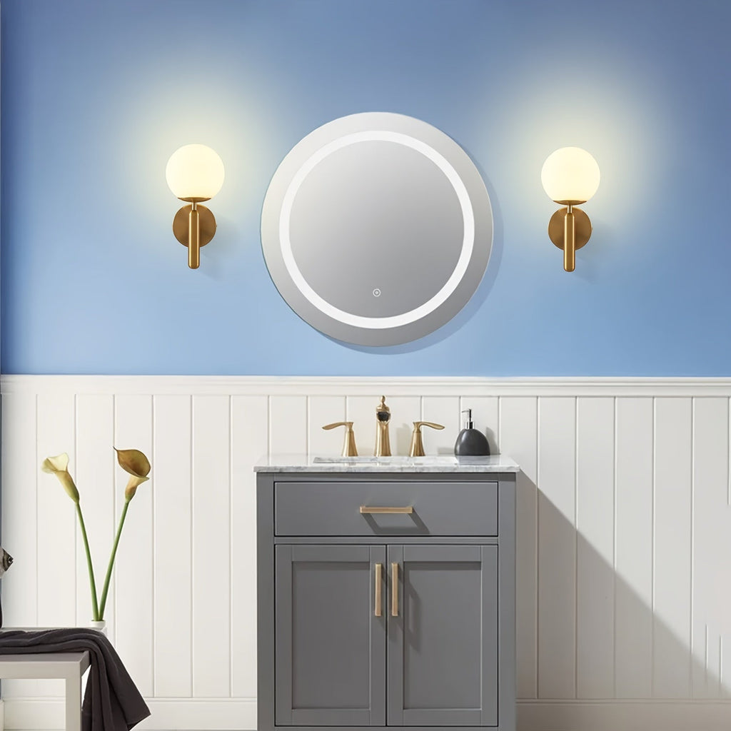 Moderní nástěnná lampa s kulatým skleněným stínidlem a leštěným kovovým držákem