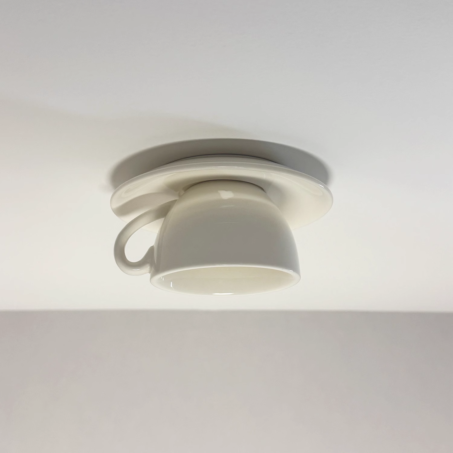 Kaffekopp i keramisk taklampe med LED i blått og rosa for soverom og stue