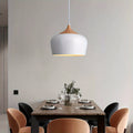 Moderne skandinavisk taklampe med jern- og trestrukturdesign
