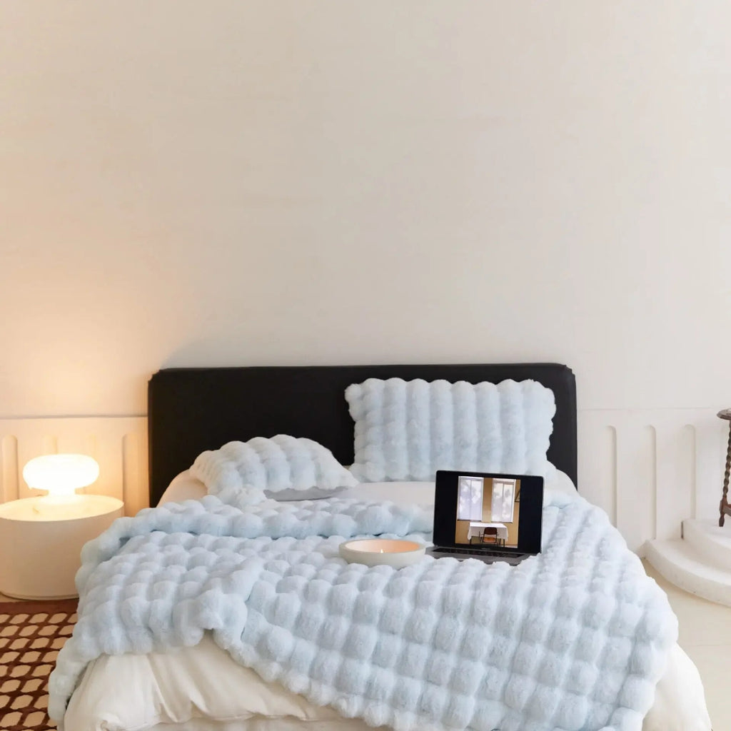 Warme Wolldecke von CozyNest für kühle Nächte zu Hause