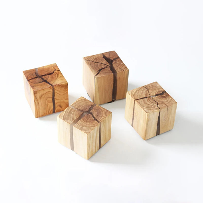 Lampada da parete in legno massello con design in resina intagliata a mano WoodAura