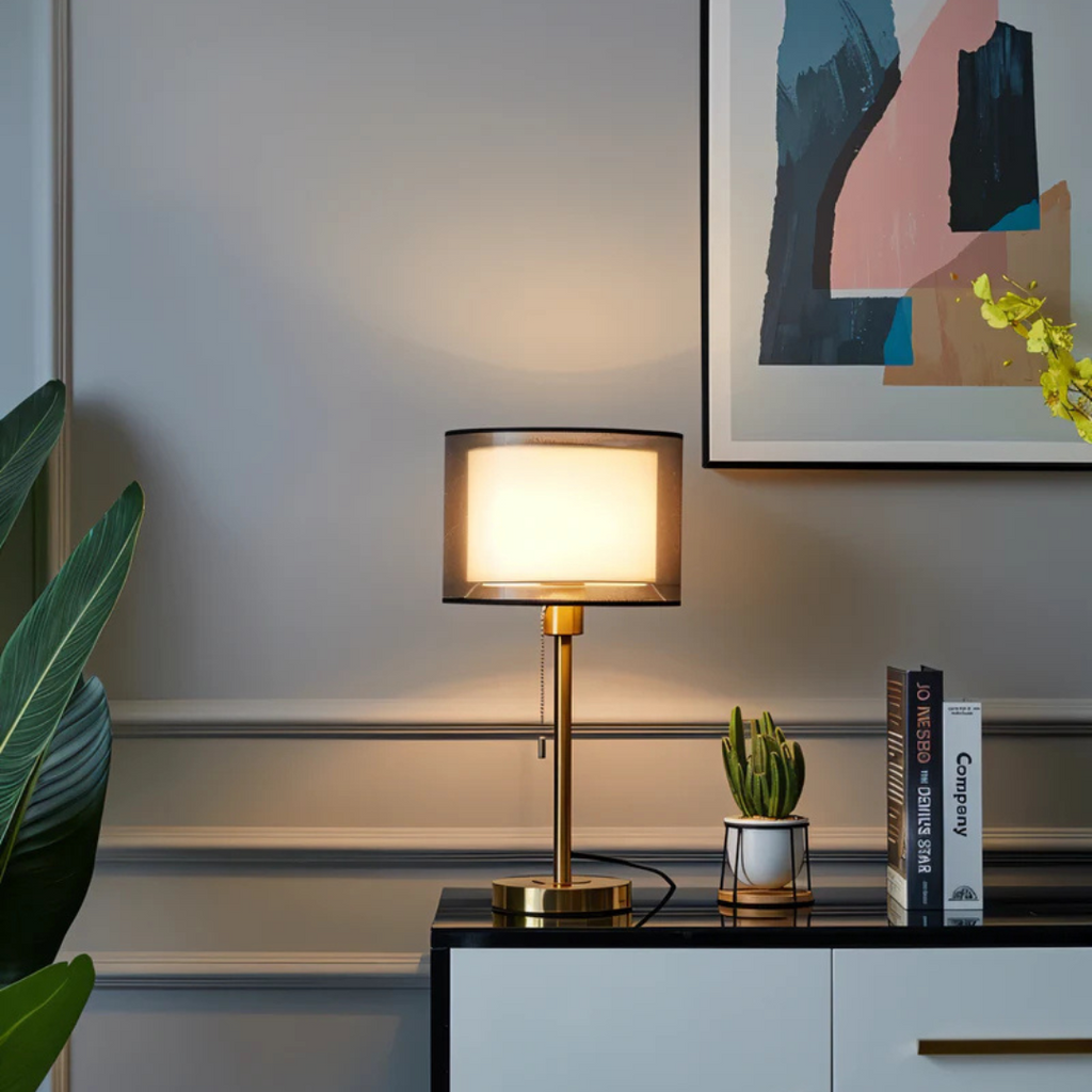 Lumis bordlampe med dobbel tekstilskjerm i moderne vintage-stil