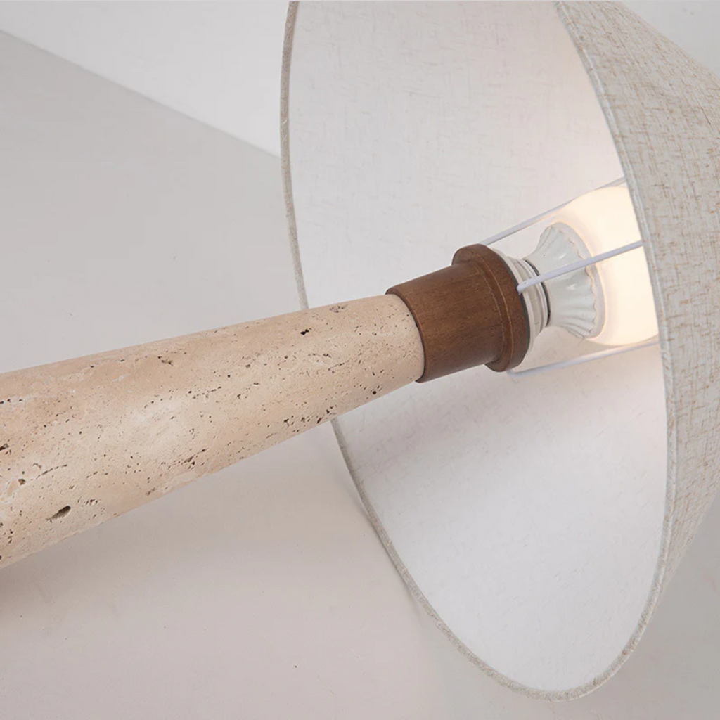 Stolní lampa Aurelia z travertinu s měkkým látkovým stínidlem