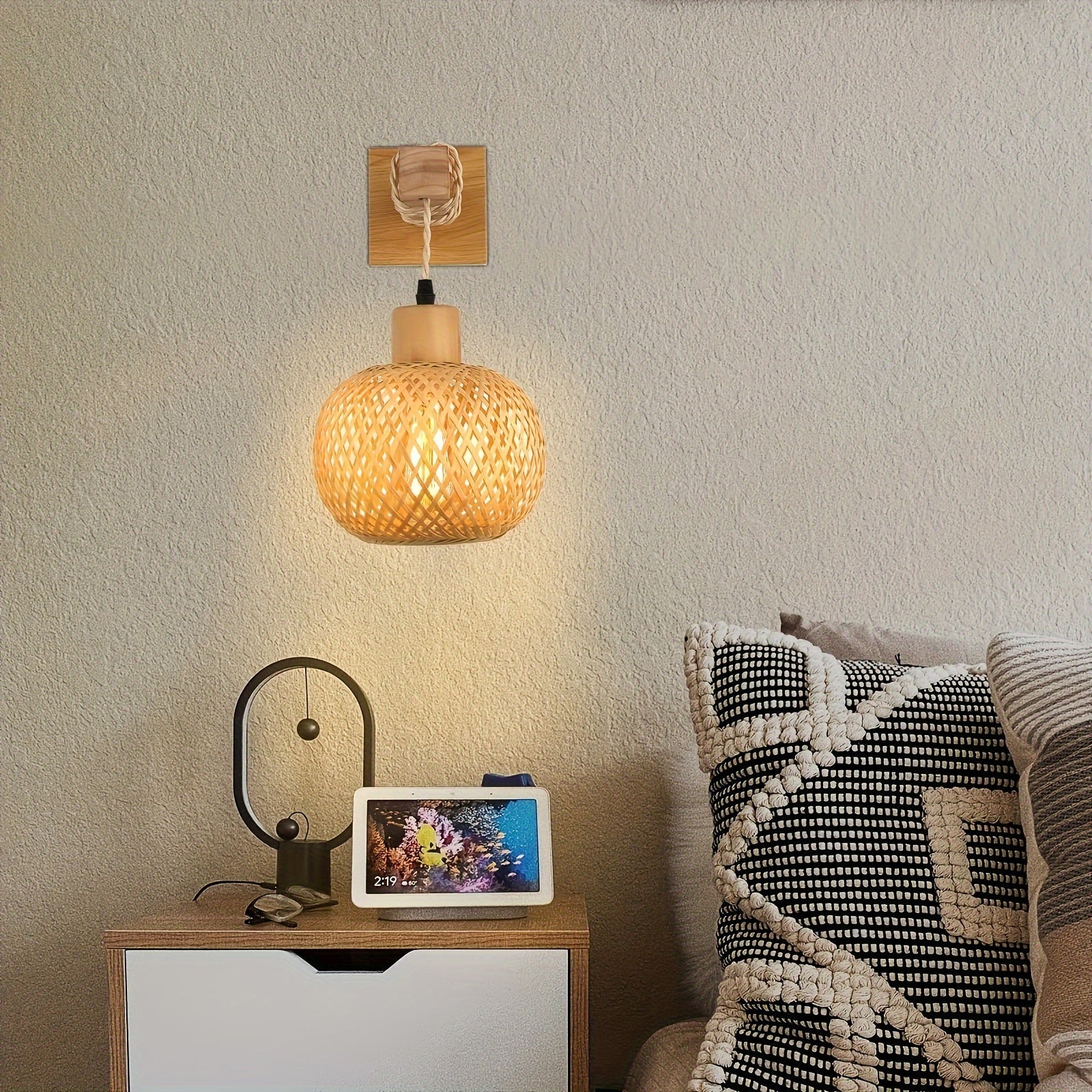 Rustikale handgewebte Wandlampe aus Rattan und Holz