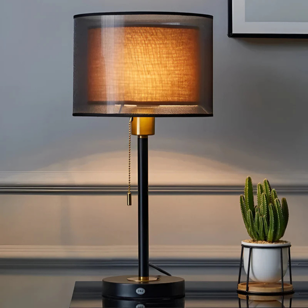 Lumis bordlampe med dobbel tekstilskjerm i moderne vintage-stil