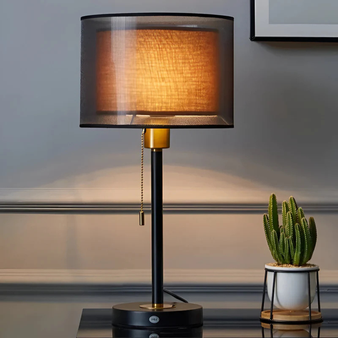 Lumis bordlampe med dobbel tekstilskjerm i moderne vintage-stil