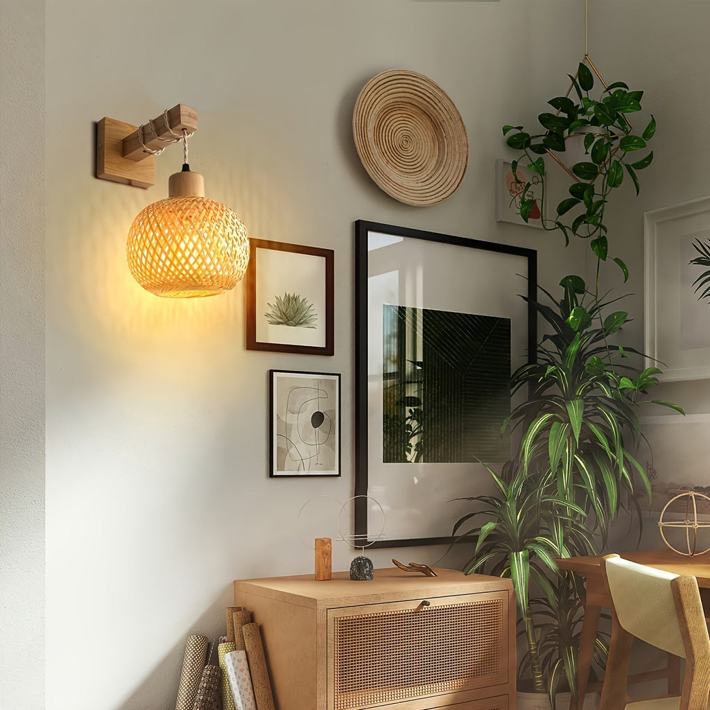 Rustikale handgewebte Wandlampe aus Rattan und Holz