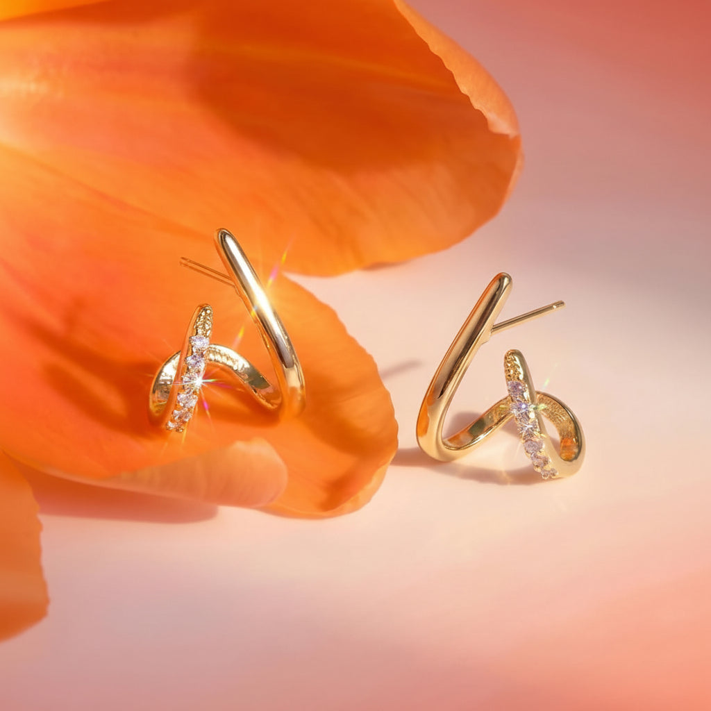 Goldene geometrische X-Steckerohrringe als Muttertagsgeschenk