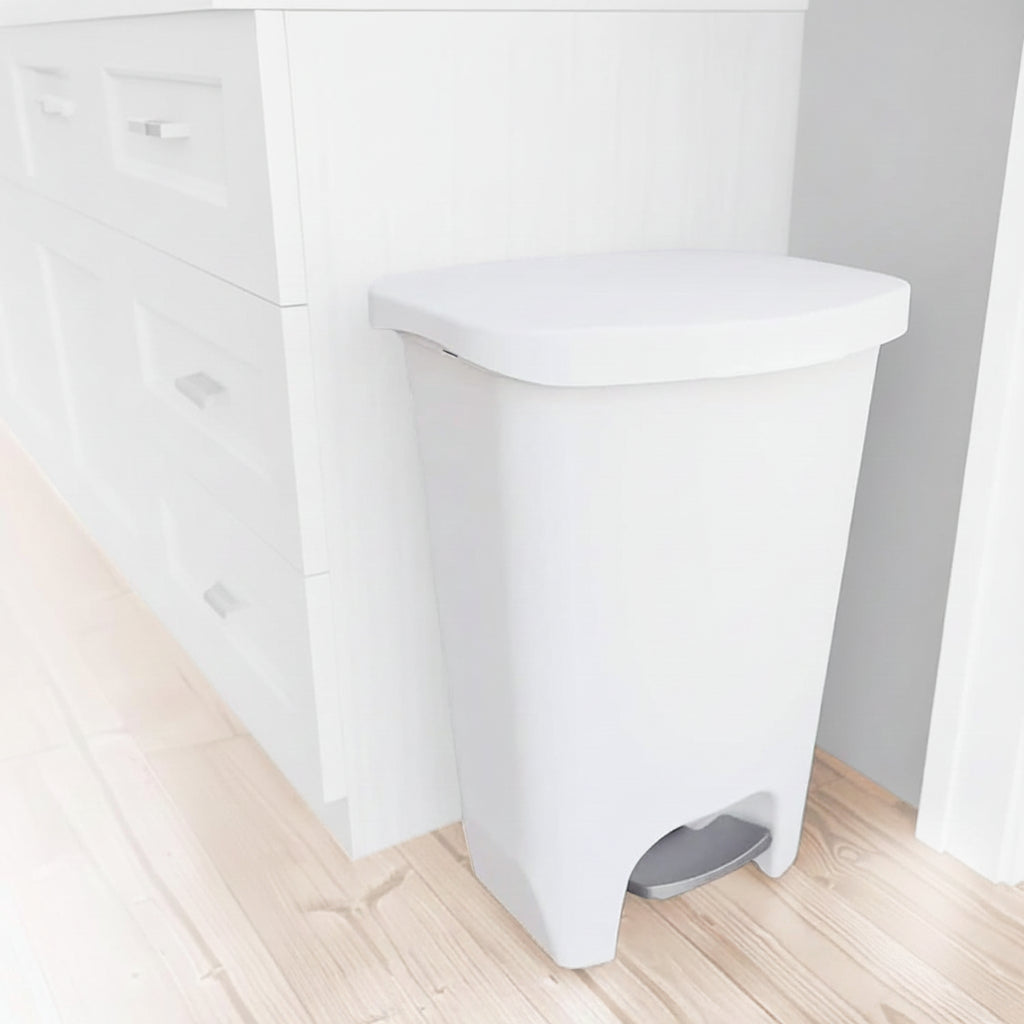 Hvid 13-gallon skraldespand med fodpedal og lugtbeskyttelse
